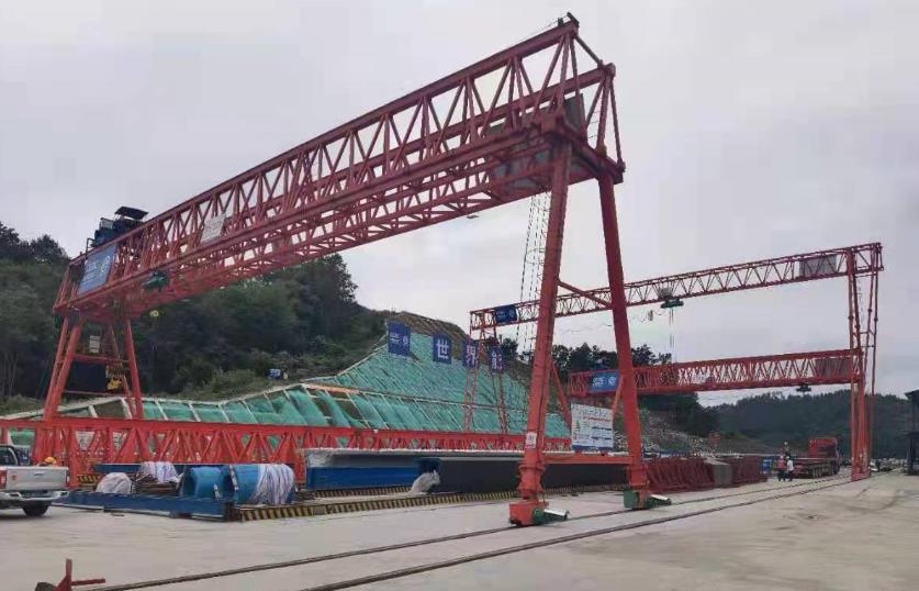 龍門吊門式起重機(jī)滑線距地面高度對(duì)起重機(jī)運(yùn)行有何影響？